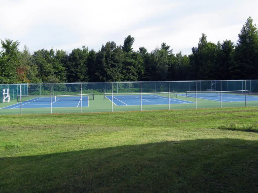 3 terrains de tennis